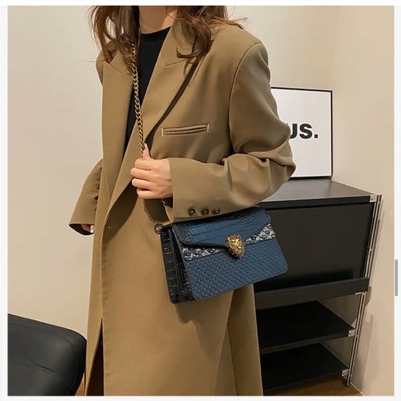 Unbranded Elegant Black Snake-Print Bag w/  Golden Lion Head & Golden Chain-NIP - Picture 2 of 16